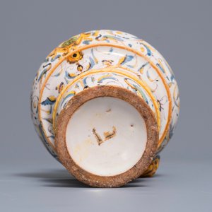 An Italian maiolica jug with grotesques, Caltagirone or Deruta, 17th C. — photo 7
