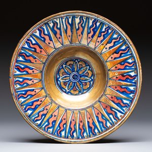 An Italian maiolica lustreware deep plate, Gubbio, 16th C. — foto 1