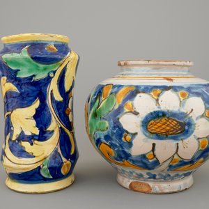 An Italian maiolica ointment jar and an albarello, Caltagirone, 17th C. — photo 3