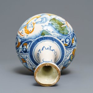 An Italian maiolica pharmacy bottle with a male portrait, Deruta or Castelli, 17th C. — photo 6
