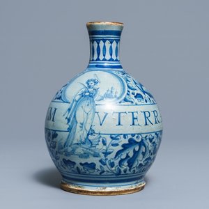 An Italian maiolica pharmacy bottle with Saint Margaret of Antioch, dated 1578 — 照片 1