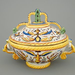 An Italian maiolica polychrome bowl and cover, Deruta, 17th C. — photo 1