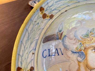 An Italian maiolica portrait dish depicting the Roman emperor Claudius, 17th C. — 照片 3