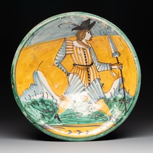 An Italian maiolica 'soldier with spear' dish, Montelupo, 17th C. — photo 1