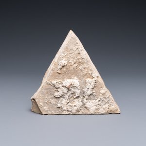 An Italian maiolica triangular floor tile, Faenza, 15/16th C. — photo 2