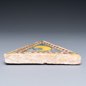 An Italian maiolica triangular floor tile, Faenza, 15/16th C. — photo 4