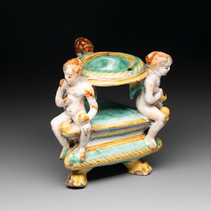 An Italian maiolica triangular salt with winged cherubs, Deruta, 17th C. — photo 1