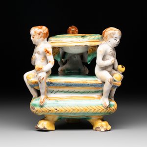 An Italian maiolica triangular salt with winged cherubs, Deruta, 17th C. — photo 2