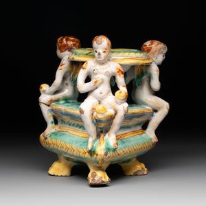 An Italian maiolica triangular salt with winged cherubs, Deruta, 17th C. — photo 3