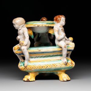 An Italian maiolica triangular salt with winged cherubs, Deruta, 17th C. — photo 4
