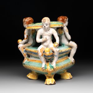 An Italian maiolica triangular salt with winged cherubs, Deruta, 17th C. — photo 5