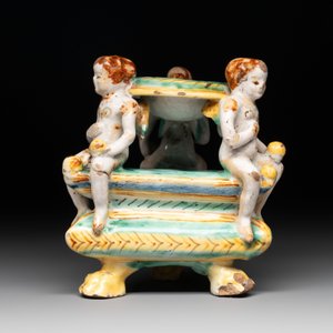 An Italian maiolica triangular salt with winged cherubs, Deruta, 17th C. — photo 6