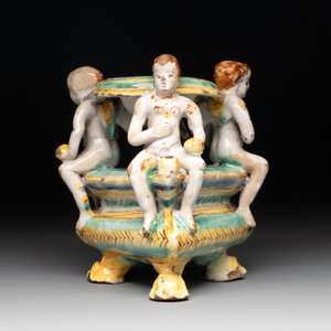 An Italian maiolica triangular salt with winged cherubs, Deruta, 17th C. — photo 7