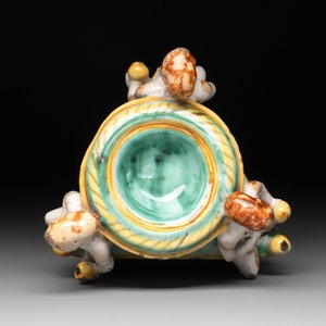 An Italian maiolica triangular salt with winged cherubs, Deruta, 17th C. — photo 8