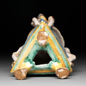 An Italian maiolica triangular salt with winged cherubs, Deruta, 17th C. — photo 9