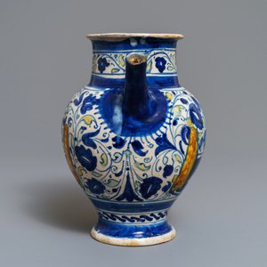 An Italian maiolica wet drug jar, prob. Venice, 16/17th C. — photo 3