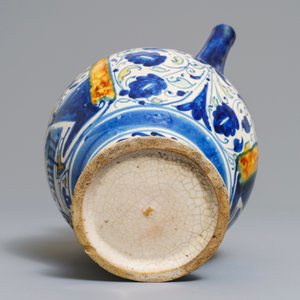An Italian maiolica wet drug jar, prob. Venice, 16/17th C. — photo 7