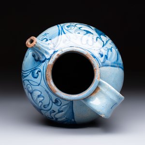An Italian maiolica wet drug jar, Venice, dated 1573 — foto 6