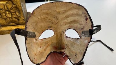 An Italian masked 'petrified' head on giltwood base, mixed media, 19/20th C. — photo 2
