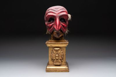 An Italian masked 'petrified' head on giltwood base, mixed media, 19/20th C. — photo 8