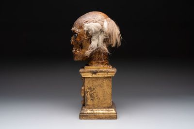 An Italian masked 'petrified' head on giltwood base, mixed media, 19/20th C. — photo 9