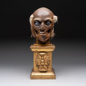 An Italian masked 'petrified' head on giltwood base, mixed media, 19/20th C. — photo 2