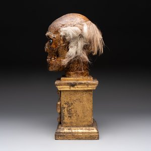An Italian masked 'petrified' head on giltwood base, mixed media, 19/20th C. — photo 3