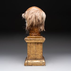 An Italian masked 'petrified' head on giltwood base, mixed media, 19/20th C. — photo 4