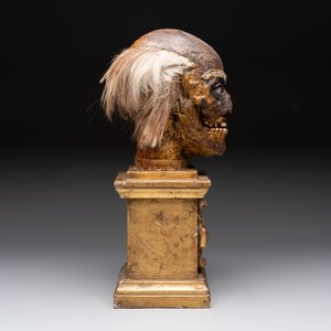 An Italian masked 'petrified' head on giltwood base, mixed media, 19/20th C. — photo 5