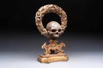 An Italian 'Memento Mori' wooden funerary palm holder with a plaster skull, 19th C.