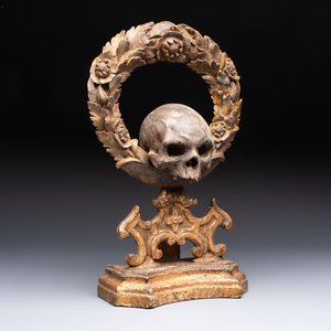 An Italian 'Memento Mori' wooden funerary palm holder with a plaster skull, 19th C. — foto 1