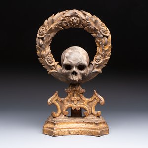 An Italian 'Memento Mori' wooden funerary palm holder with a plaster skull, 19th C. — foto 2