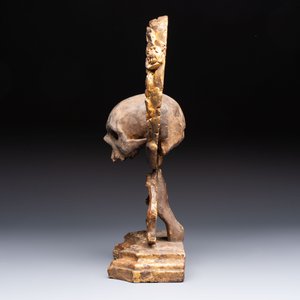 An Italian 'Memento Mori' wooden funerary palm holder with a plaster skull, 19th C. — foto 3