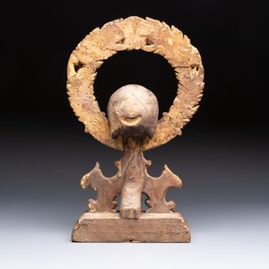 An Italian 'Memento Mori' wooden funerary palm holder with a plaster skull, 19th C. — foto 4