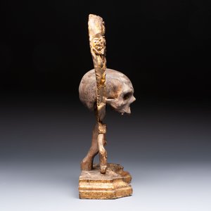 An Italian 'Memento Mori' wooden funerary palm holder with a plaster skull, 19th C. — foto 5