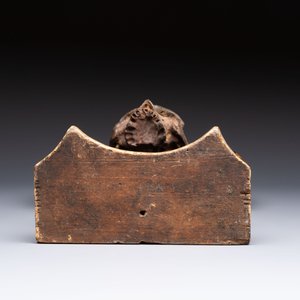 An Italian 'Memento Mori' wooden funerary palm holder with a plaster skull, 19th C. — foto 7