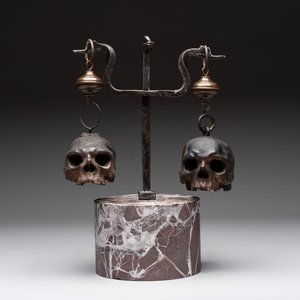 An Italian 'vanitas' or 'memento mori' composition with skulls and forged iron mount, 18/19th C. — 照片 1