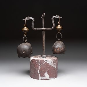 An Italian 'vanitas' or 'memento mori' composition with skulls and forged iron mount, 18/19th C. — 照片 3
