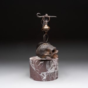 An Italian 'vanitas' or 'memento mori' composition with skulls and forged iron mount, 18/19th C. — 照片 4
