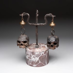 An Italian 'vanitas' or 'memento mori' composition with skulls and forged iron mount, 18/19th C. — 照片 5