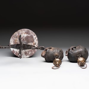 An Italian 'vanitas' or 'memento mori' composition with skulls and forged iron mount, 18/19th C. — 照片 7