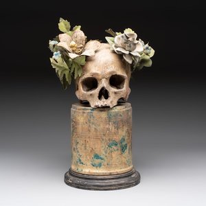 An Italian 'vanitas' or 'memento mori' skull mounted on wooden base, 19/20th C. — photo 1