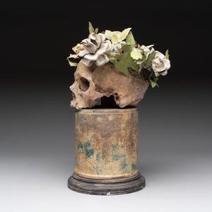 An Italian 'vanitas' or 'memento mori' skull mounted on wooden base, 19/20th C. — photo 2