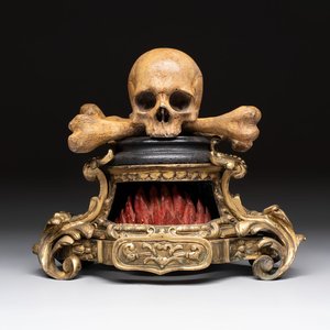 An Italian 'vanitas' or 'memento mori' skull with wooden crossbones on gilt-bronze base, 18/19th C. — 照片 1