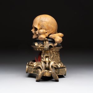 An Italian 'vanitas' or 'memento mori' skull with wooden crossbones on gilt-bronze base, 18/19th C. — 照片 2