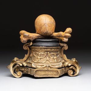 An Italian 'vanitas' or 'memento mori' skull with wooden crossbones on gilt-bronze base, 18/19th C. — 照片 3