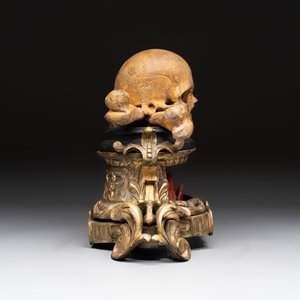 An Italian 'vanitas' or 'memento mori' skull with wooden crossbones on gilt-bronze base, 18/19th C. — 照片 4