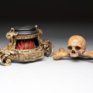 An Italian 'vanitas' or 'memento mori' skull with wooden crossbones on gilt-bronze base, 18/19th C. — 照片 5