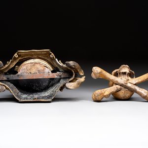 An Italian 'vanitas' or 'memento mori' skull with wooden crossbones on gilt-bronze base, 18/19th C. — 照片 7