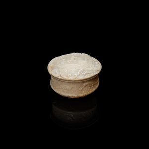 An ivory box and cover with a boy sitting by a water well, 18th C. — 照片 2